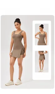 Détail du débardeur de yoga marron et de la jupe de sport fendue à taille haute assortie