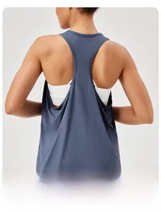 Gedetailleerd achteraanzicht van een donkerblauwe racerback yoga top met ademende mesh