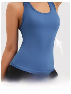 Dettaglio del design che sfina la vita e tessuto ad alta elasticità in colore blu pavone