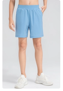 Vue détaillée du short de sport bleu ciel pour garçons avec taille élastique et poches