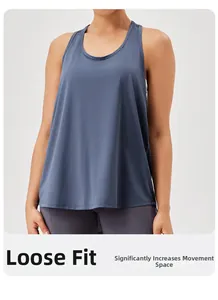 Detailopname van blauwe racerback yoga top met ademende textuur en ruime pasvorm voor sport