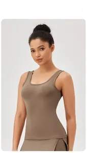 Vue détaillée du débardeur de yoga extensible et de la jupe-short de sport couleur taupe