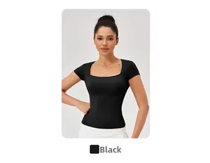 Dettaglio maglietta sportiva nera da donna con scollo quadrato per yoga e fitness