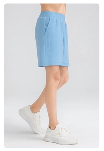 Détail du short de sport bleu clair pour garçons avec taille élastique et tissu respirant