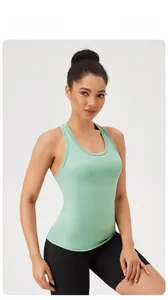 Dettaglio del top sportivo racerback verde menta in tessuto altamente elastico e traspirante