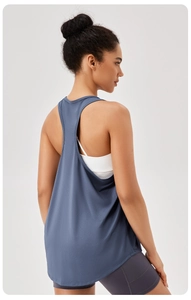 Detailweergave van ademende racerback sporttop met vochtafvoerende textuur van de stof