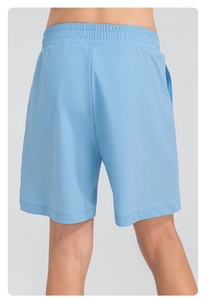Gros plan du short de sport bleu clair pour garçons avec taille élastique et texture