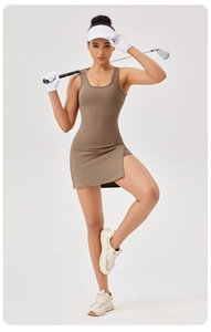 Robe de yoga marron café ajustée avec fente latérale et short intégré pour le sport