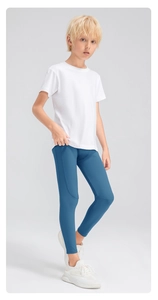 Détail du legging de sport bleu pour enfant avec tissu extensible et coutures renforcées