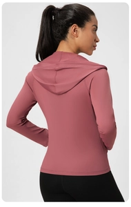 Vue arrière de la veste de yoga rose poudré à capuche avec coupe ajustée et tissu sport
