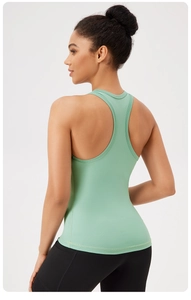 Dettaglio del design racerback sul gilet da yoga verde menta da donna traspirante