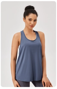Detail van de marineblauwe yoga-tanktop met ademende mesh-stof en racerback-ontwerp