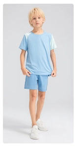 Détail d'un ensemble de sport bleu clair respirant pour garçon avec tissu en mesh léger