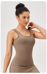 Gros plan du débardeur de yoga marron à col carré montrant la texture du tissu élastique