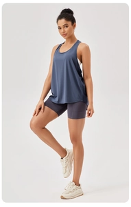 Detail van loszittende blauwe yoga tanktop met grote armsgaten en grijze sportshort