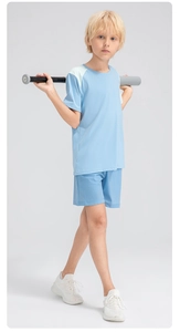 Détail d'un ensemble de sport ample et respirant bleu clair pour garçon, séchage rapide