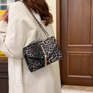 Stilvolle Umhängetasche mit Leopardenmuster, goldener Kette und Quasten für Damen