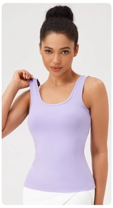 Détail du débardeur de yoga lilas avec larges bretelles et tissu évacuant l'humidité