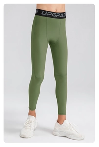 Gros plan du pantalon de compression vert olive avec taille élastique à logo