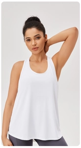 Detail van witte ademende yoga tanktop met vochtafvoerende sportieve mesh-stof