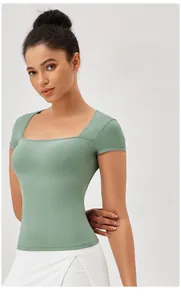 Dettaglio maglia sportiva verde salvia con scollo quadrato e taglio snellente 3D