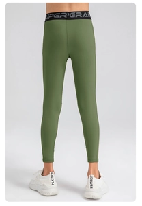 Détail du legging de sport vert olive avec ceinture élastique marquée UPGRADE