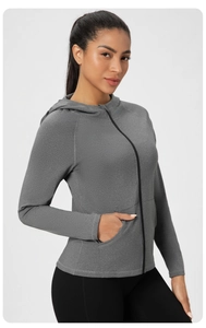 Détail de la texture du tissu gris respirant et de la fermeture éclair de la veste de yoga