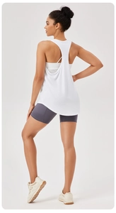 Achteraanzicht van een witte yoga tanktop met racerback, hol ontwerp en hoge elasticiteit