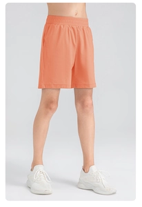Détail du short de sport corail pour garçons avec taille élastique et cordon de serrage
