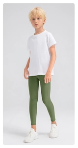 Détail du pantalon de compression enfant à séchage rapide vert olive avec coutures latérales