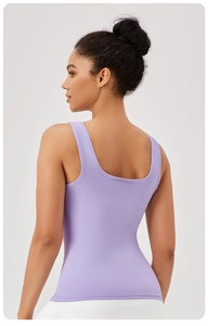 Détail du dos de la brassière de yoga lavande avec décolleté en U et sans coutures