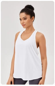Detail van een witte losse yoga tanktop van ademende mesh-stof en een stijlvolle V-hals