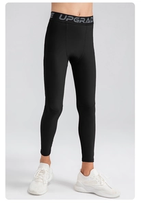 Détail du pantalon de compression noir pour enfants avec taille élastique large et texte UPGRADE