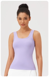Détail du débardeur de yoga lilas avec col carré, tissu respirant et coupe ajustée élégante
