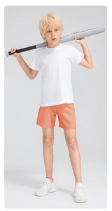 Détail de l'ensemble t-shirt blanc et short de sport orange respirant pour garçon en studio