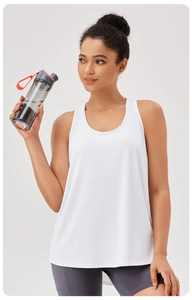 Detailopname van witte racerback yoga tanktop en grijze legging van ademende sportstof
