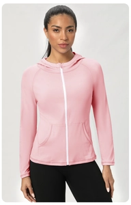 Détail de la veste de yoga rose avec capuche, fermeture éclair blanche et poches