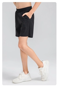 Détail du short de sport noir pour garçon avec taille élastique et poches latérales
