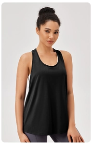 Detailopname van zwart ademend mesh materiaal van de losse dames yoga top en ronde halslijn
