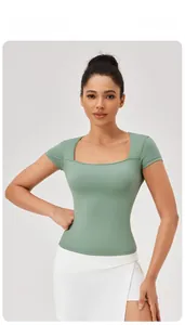 Dettaglio della maglietta sportiva slim con scollo quadrato in verde salvia traspirante