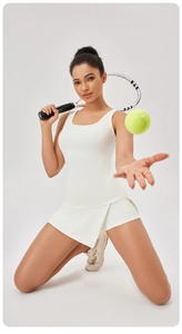 Détail du débardeur de sport à col carré et jupe de tennis asymétrique de couleur crème