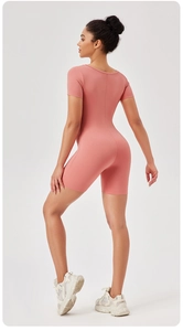 Vista posteriore della tutina da yoga rosa corallo con vestibilità aderente ed elastica