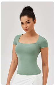 Dettaglio ravvicinato dello scollo quadrato su t-shirt sportiva verde aderente