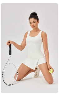 Détail du débardeur de sport blanc élégant en tissu de performance extensible de qualité