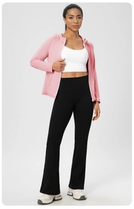 Détail de la veste de yoga rose à capuche avec coupe ajustée et tissu respirant