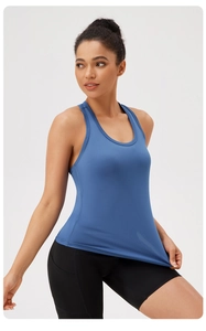 Dettaglio del design racerback di un top da yoga blu ad asciugatura rapida