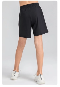 Détail arrière du short de sport noir ample pour garçon avec taille élastique et tissu sec