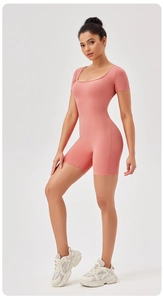 Dettaglio body yoga rosa corallo con scollo quadrato e tessuto a compressione elastica