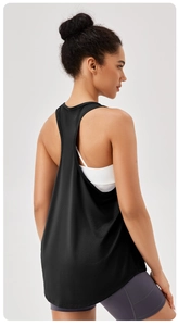 Achteraanzicht van zwarte racerback yoga tanktop met een losse, ademende pasvorm