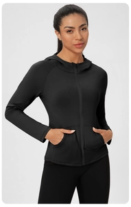 Détail de la veste de sport ajustée à capuche avec fermeture éclair et poches